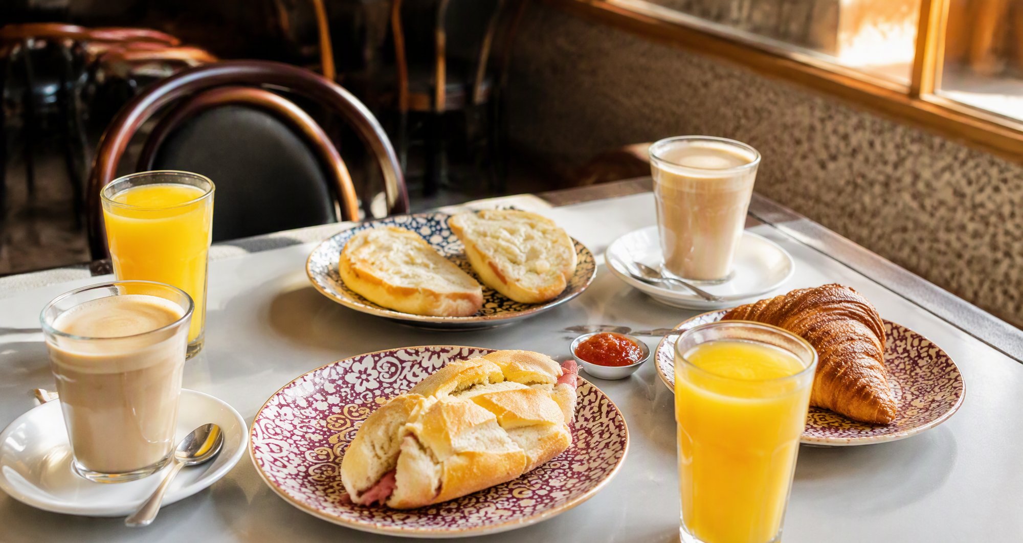 Desayuno completo Bayley con mollete, zumo y café frente al puerto de Caleta de Vélez